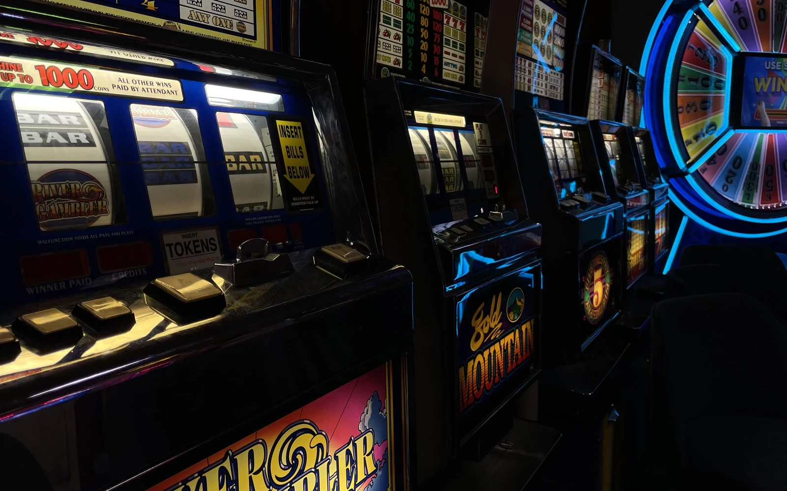 Tampilan permainan slot dengan reel dan simbol berwarna